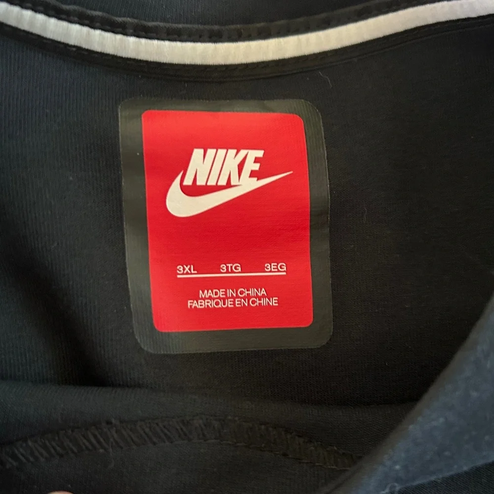 Nike sweatshirt in black - Picture 2 of 5